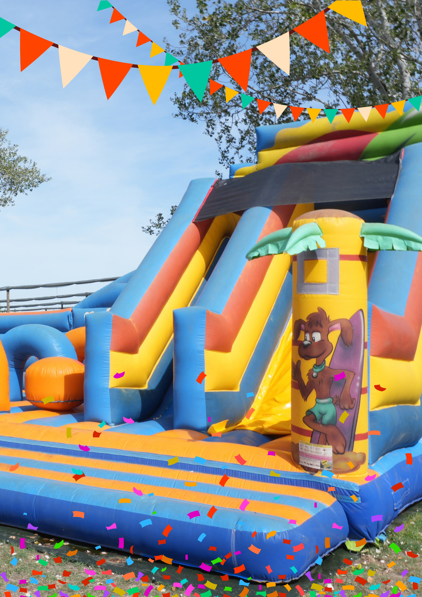 Grand toboggan gonflable bleu et orange du parc Arena 45.